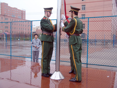 4月21日清晨我院舉行為玉樹(shù)地震遇難者志哀降半旗儀式