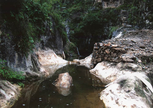 我院教授邊慶年與地質(zhì)專家張永勝等人共同考察發(fā)現(xiàn)華北罕見“壺穴”群