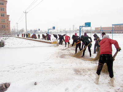 新學(xué)期全院教職工清掃校園積雪