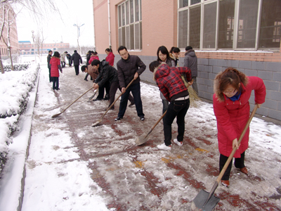 新學(xué)期全院教職工清掃校園積雪