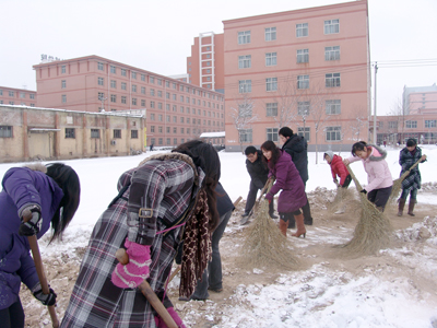 新學(xué)期全院教職工清掃校園積雪