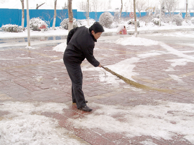 新學(xué)期全院教職工清掃校園積雪