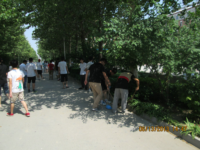 我系師生共同美化校園