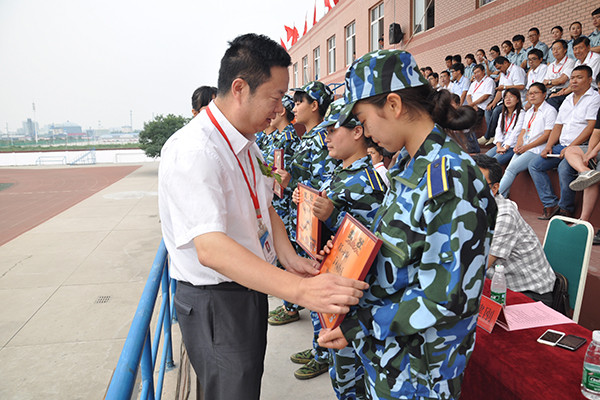 觀隊列英姿 展校園風采——我院舉行軍訓結營式暨開學典禮儀式