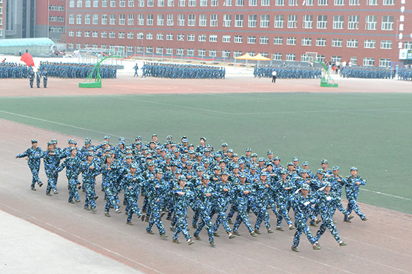 觀隊列英姿 展校園風采——我院舉行軍訓結營式暨開學典禮儀式