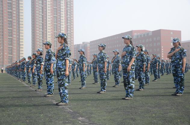 2017級新生軍訓(xùn)結(jié)營式暨開學(xué)典禮上經(jīng)濟學(xué)院500名女生手語表演