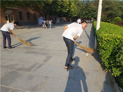 【美化校園】為迎接新生的到來，我院全體動員美化校園環(huán)境