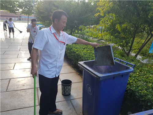 【美化校園】為迎接新生的到來，我院全體動員美化校園環(huán)境