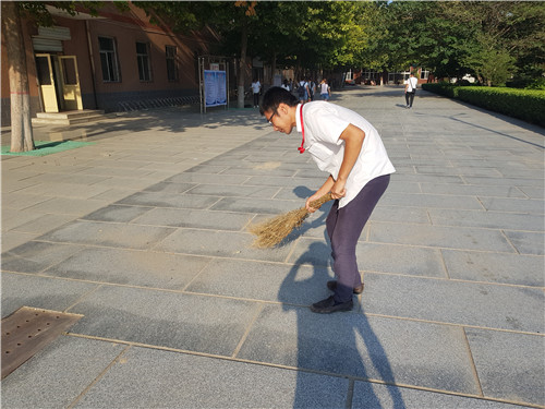 【美化校園】為迎接新生的到來，我院全體動員美化校園環(huán)境