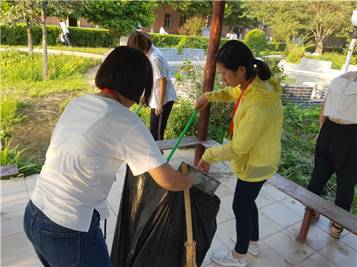 【美化校園】為迎接新生的到來，我院全體動員美化校園環(huán)境