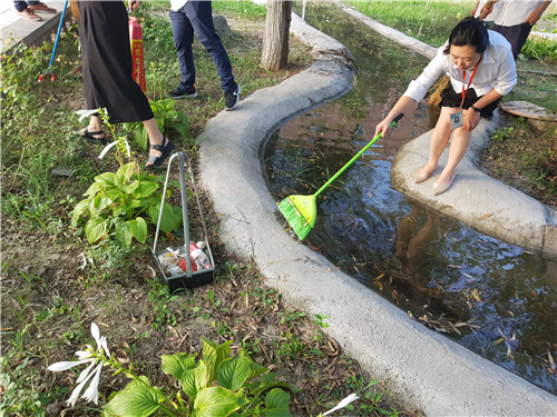 【美化校園】為迎接新生的到來，我院全體動員美化校園環(huán)境