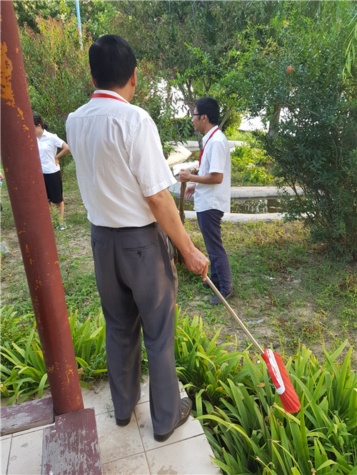 【美化校園】為迎接新生的到來，我院全體動員美化校園環(huán)境