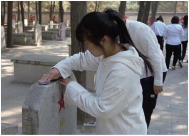 經(jīng)濟(jì)學(xué)院團(tuán)總支開展“緬懷先烈重溫歷史”清明掃墓活動(dòng)