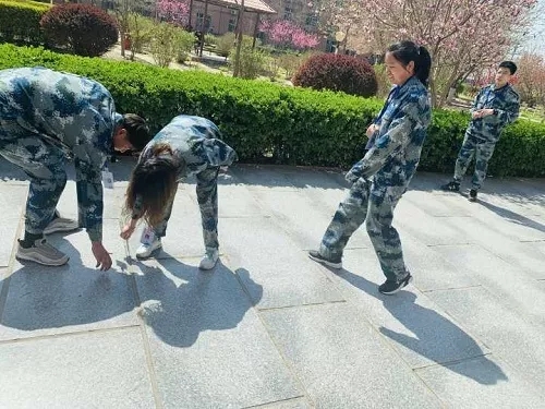 踐行彎腰行動，創(chuàng)建美麗校園