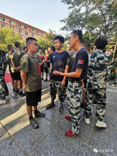 藝術(shù)與外語學院學子踏上軍旅新征程