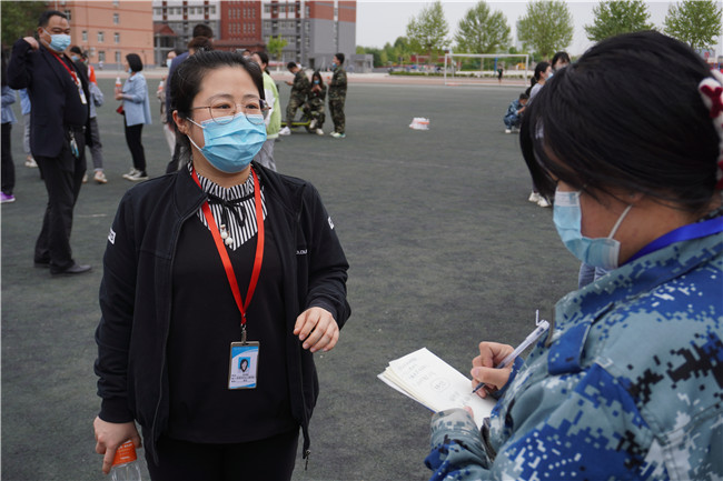 封閉校園文明健康 抗擊疫情眾志成城 我校組織在校教師學(xué)跳廣場舞