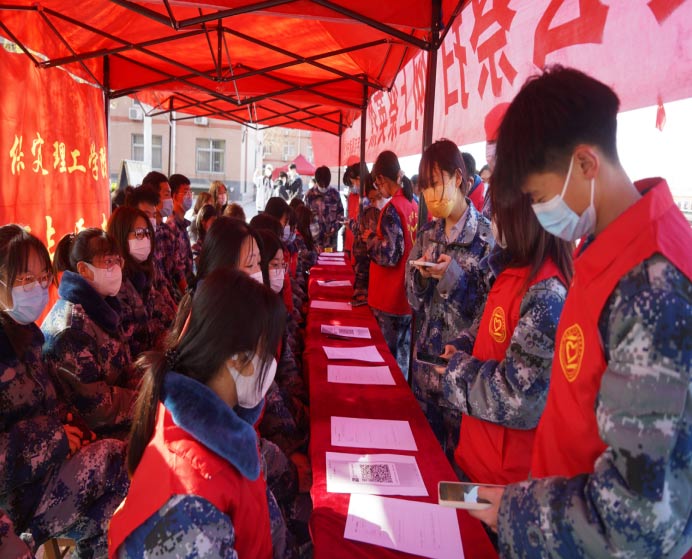 祭掃烈墓  順緬士安 ——保定理工學(xué)院清明節(jié)緬懷革命烈士