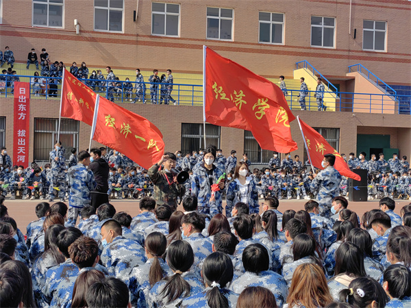 經(jīng)濟學院積極參加“永遠跟黨走，建功新時代”校拔河比賽