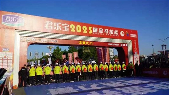 保定理工學(xué)院學(xué)生圓滿完成2023保定馬拉松志愿服務(wù)工作