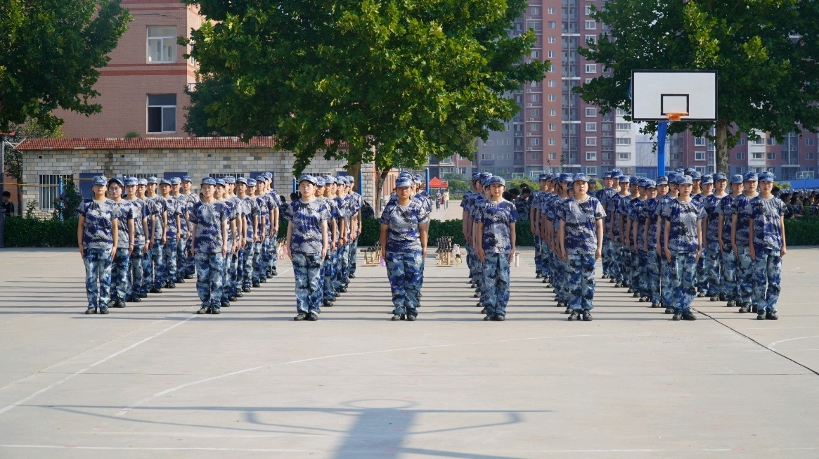 軍訓(xùn)簡(jiǎn)報(bào)：軍訓(xùn)正當(dāng)時(shí)，青春灑汗水