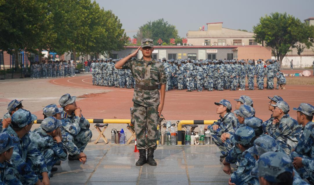 軍訓(xùn)簡報：烈日驕陽 青春無悔