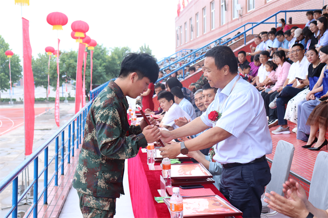 強(qiáng)國(guó)有我，意氣正揚(yáng) ——我校舉行2023級(jí)新生軍訓(xùn)結(jié)營(yíng)式暨開學(xué)典禮