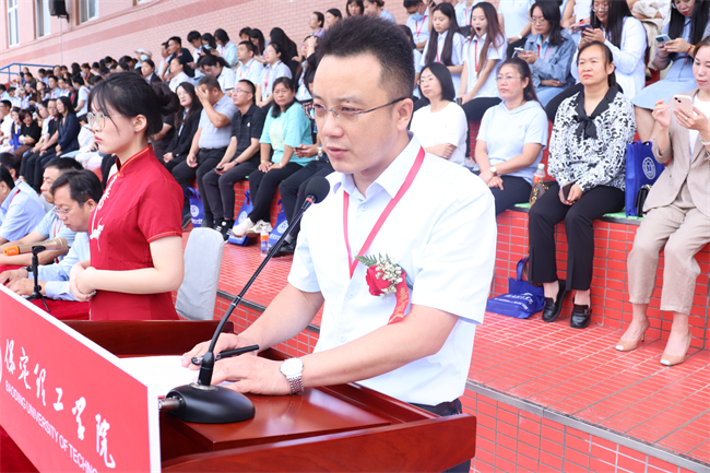 強(qiáng)國(guó)有我，意氣正揚(yáng) ——我校舉行2023級(jí)新生軍訓(xùn)結(jié)營(yíng)式暨開學(xué)典禮