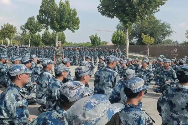 姿容矯健練兵場，流翠飄紅映日光——萌新軍訓(xùn)進(jìn)行時