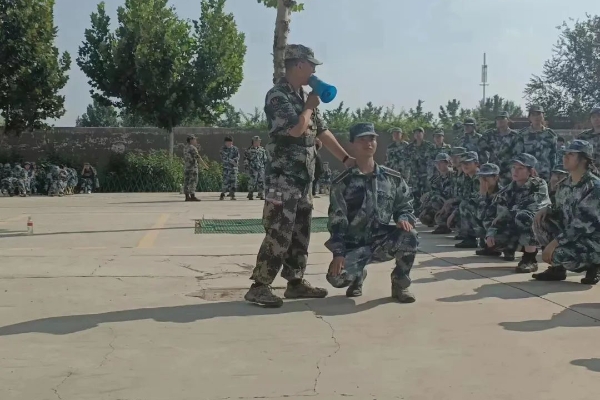 姿容矯健練兵場，流翠飄紅映日光——萌新軍訓(xùn)進(jìn)行時