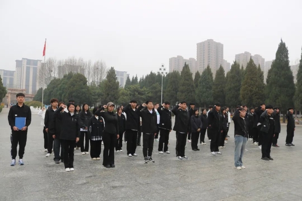 緬懷革命先烈，賡續(xù)紅色血脈|我院順利開展徒步祭掃烈士陵園活動(dòng)