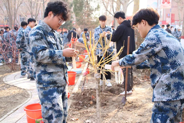 植樹節(jié)|管理學(xué)院|手植一抹綠，心栽一片林