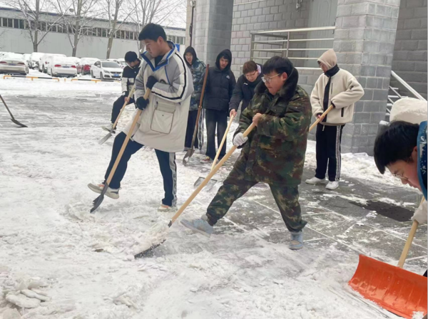 保定理工學(xué)院||管理學(xué)院||黨員先鋒在行動 清雪除冰傳溫情