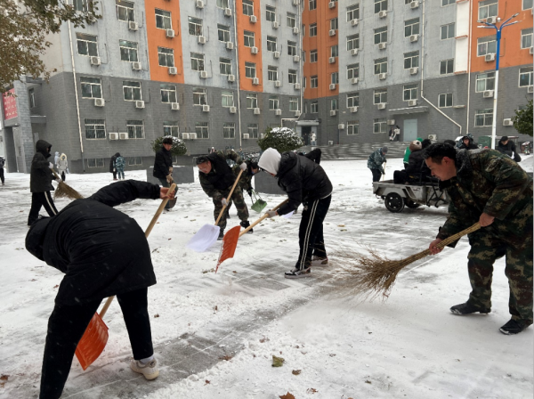 保定理工學(xué)院||管理學(xué)院||黨員先鋒在行動 清雪除冰傳溫情