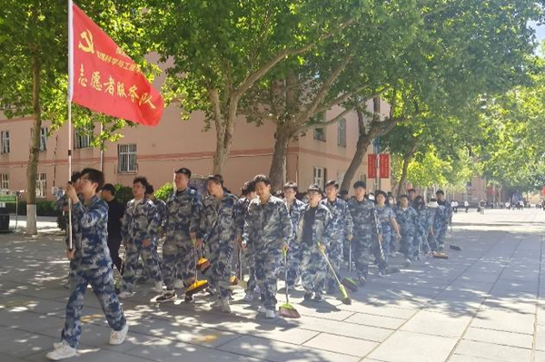 勞動教育|保定理工學(xué)院|管理學(xué)院|我院開展“垃圾不落地，校園更美麗”校園清潔活動