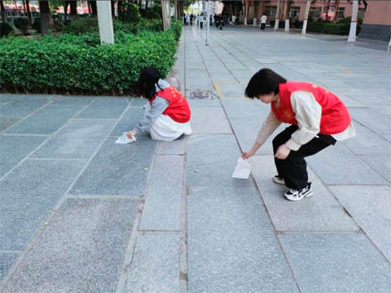 “彎腰拾起責(zé)任，行動(dòng)扮靚校園”｜信息科學(xué)與工程學(xué)院開(kāi)展“倡行彎腰行動(dòng)”主題活動(dòng)（一）